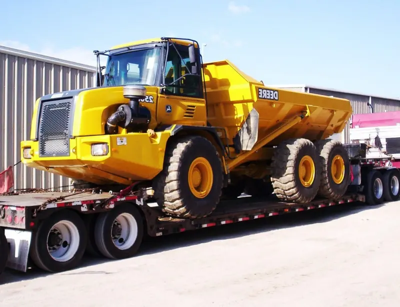 Lowbed trailer transporting a John Deere articulated dump truck