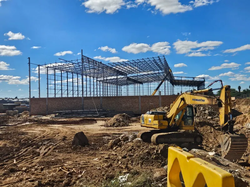 Structural steel frame erection for a warehouse building